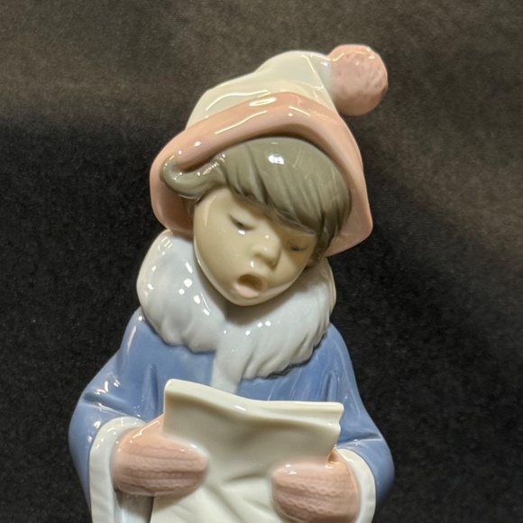 Lladro 6533 The Christmas Caroler 10" Blue & Pink Outfit Holding Sheet Music - Picture 3 of 10